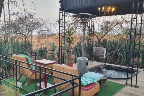 Outdoor jacuzi African and Thai inspired spa
